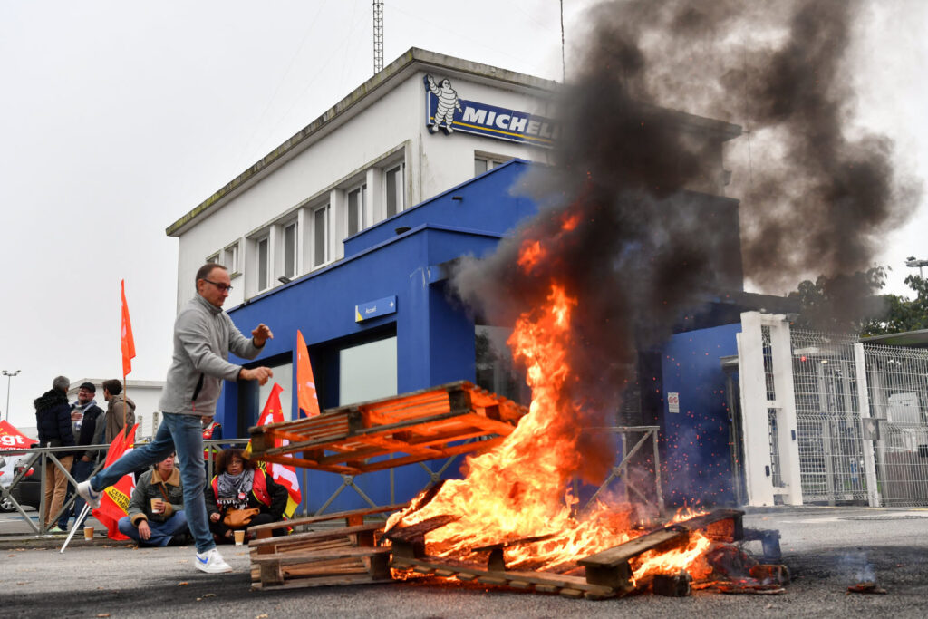 ici-a-vannes-comme-a-cholet-des-manifestations-se-sont-tenus-devant-les-sites-de-michelin-pour-protester-contre-la-fermeture-de-ces-derniers-avant-2026-photo-afp-jean-francois-monier-1731075654