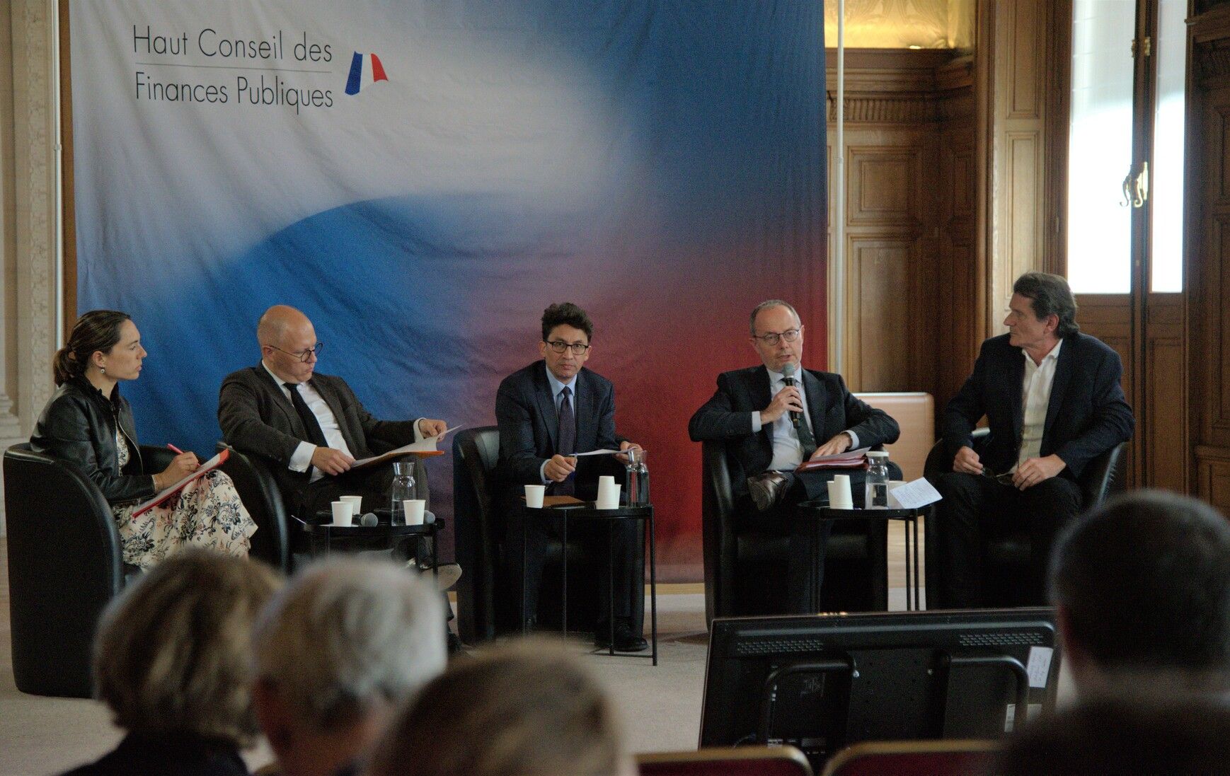 Photo de Grégory BLANC qui remet le rapport intercommunalité à la Ministre Gatel